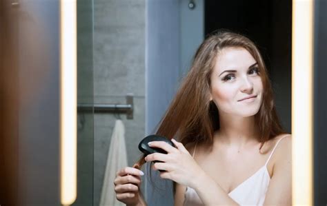 Žena si prezerá vypadnuté vlasy