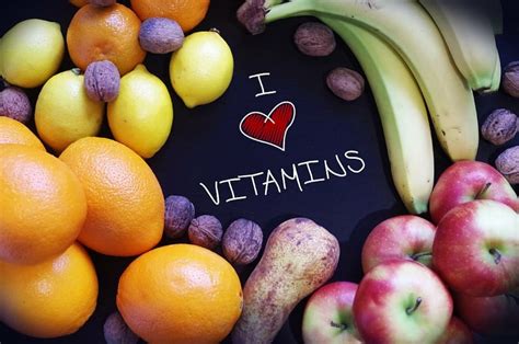 Ilustrácia ženy užívajúcej vitamíny