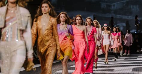 Módna prehliadka s plastovými prvkami