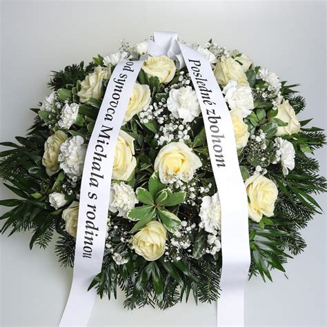 Venec z umelých kvetov